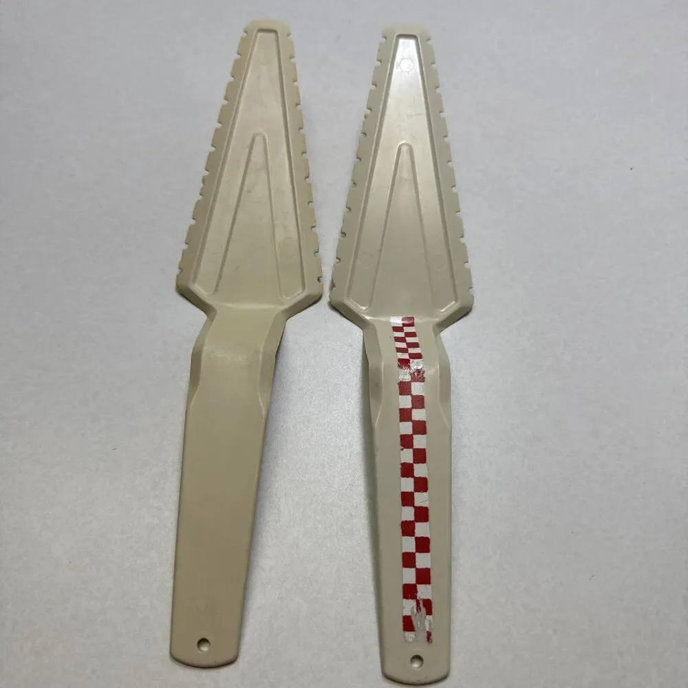 Tupperware Cut n Serve Pie & Cake Spatulas Servers Serrated #1228 Lot Of 2